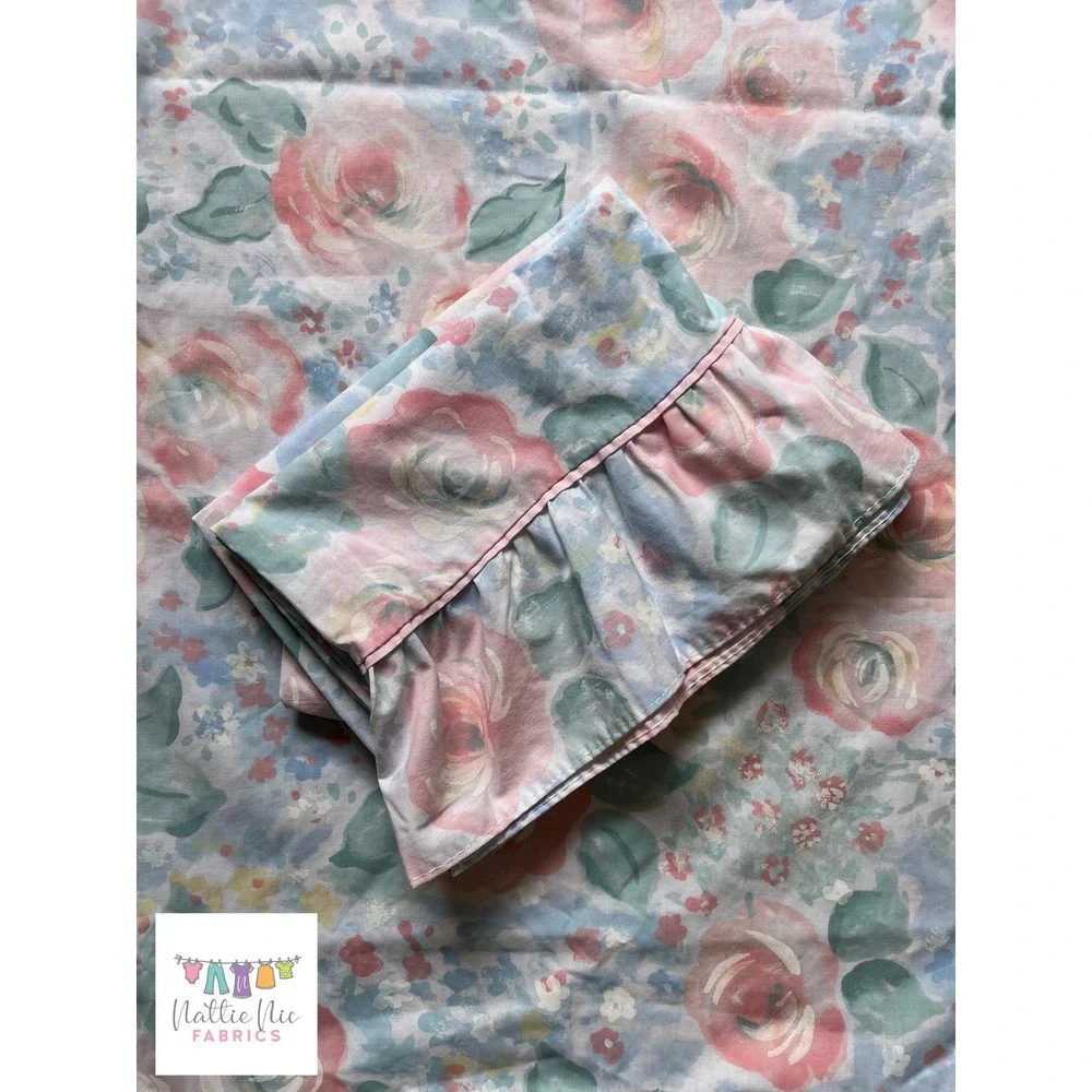 Vintage Pair of ruffled pillowcases, 1980's‎ floral